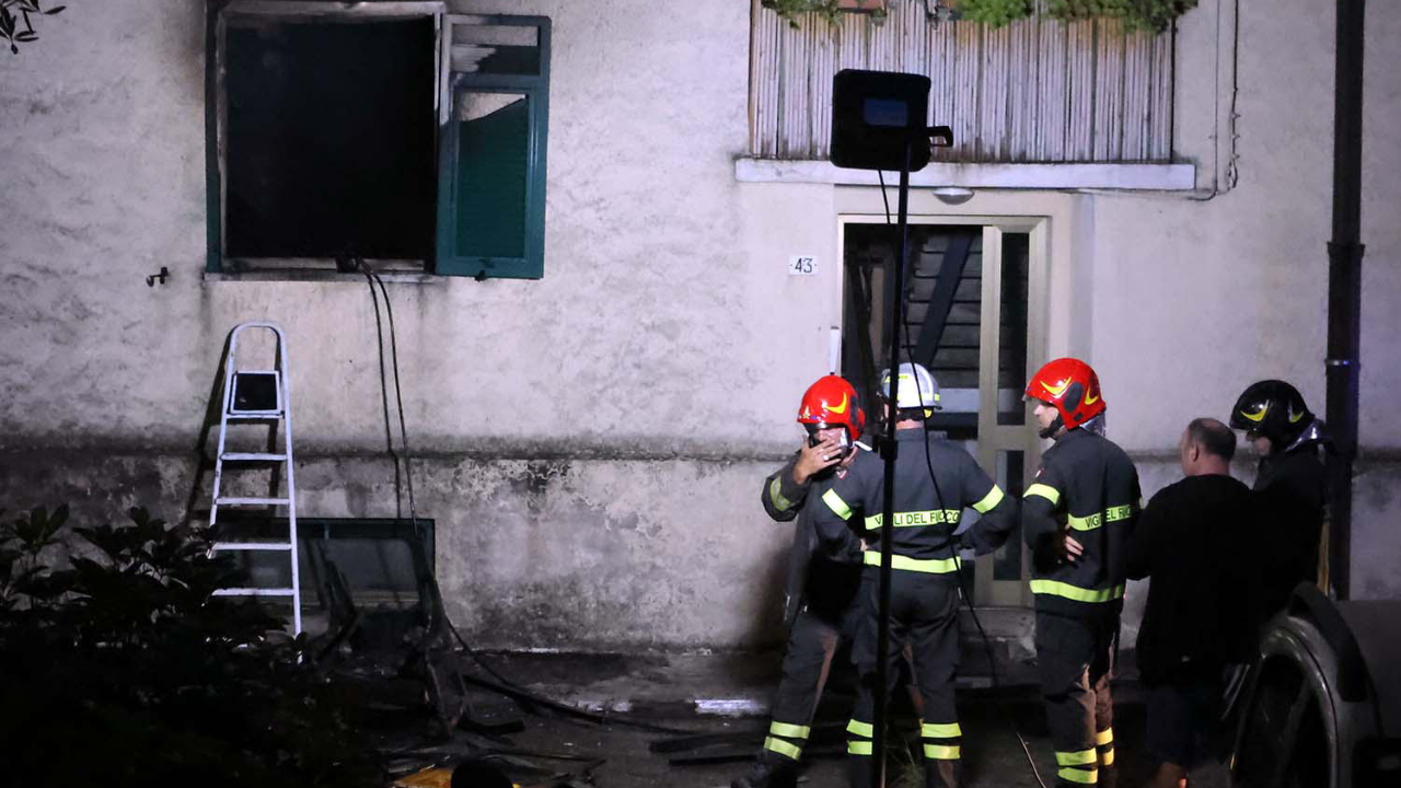 L’incendio è scoppiato lunedì notte in via Corniolo: l’uomo viveva solo