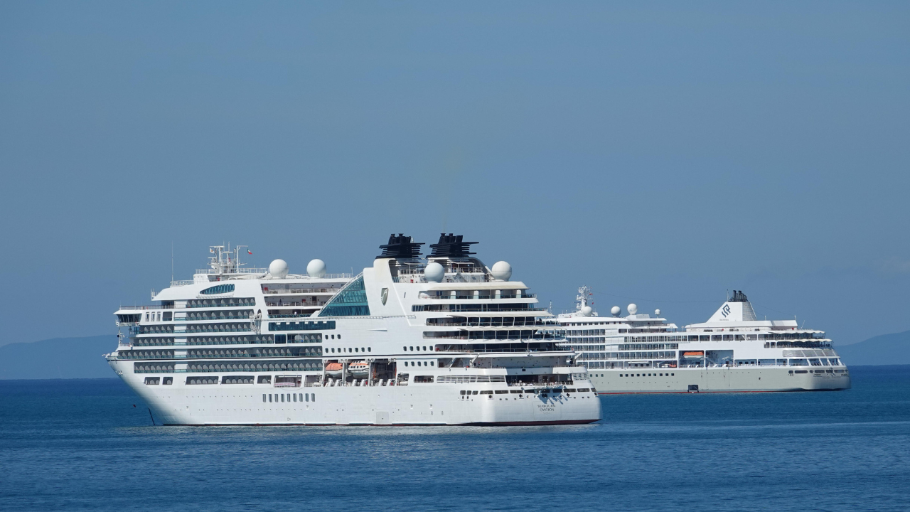 Le due navi all’ancora da