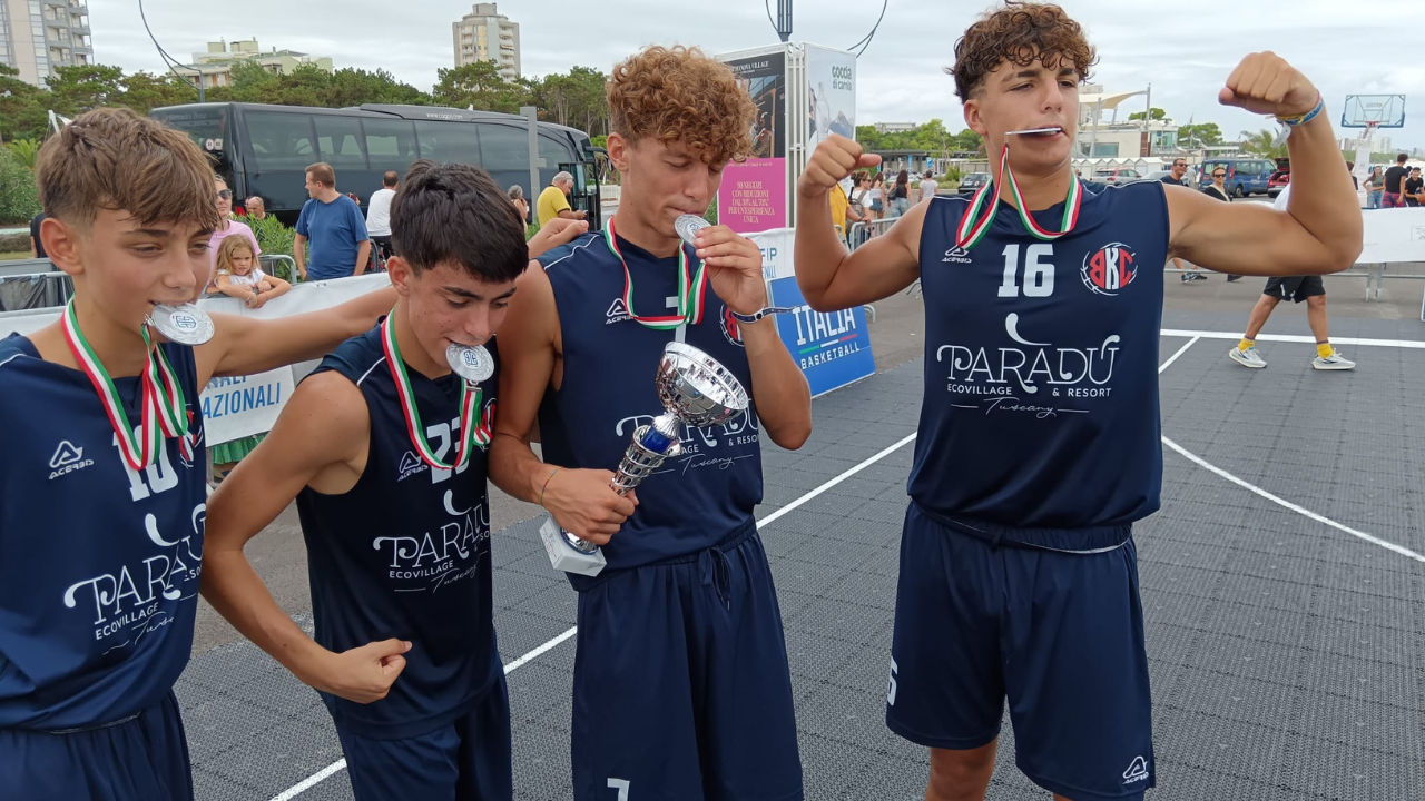 I quattro ragazzi di Cecina con la medaglia d’argento appena conquistata ai campionati italiani 3vs3