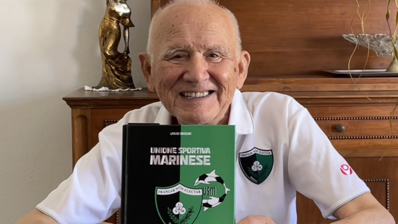 Lauro Vaglini con il libro che ha scritto sulle storia dell’Use Merinese