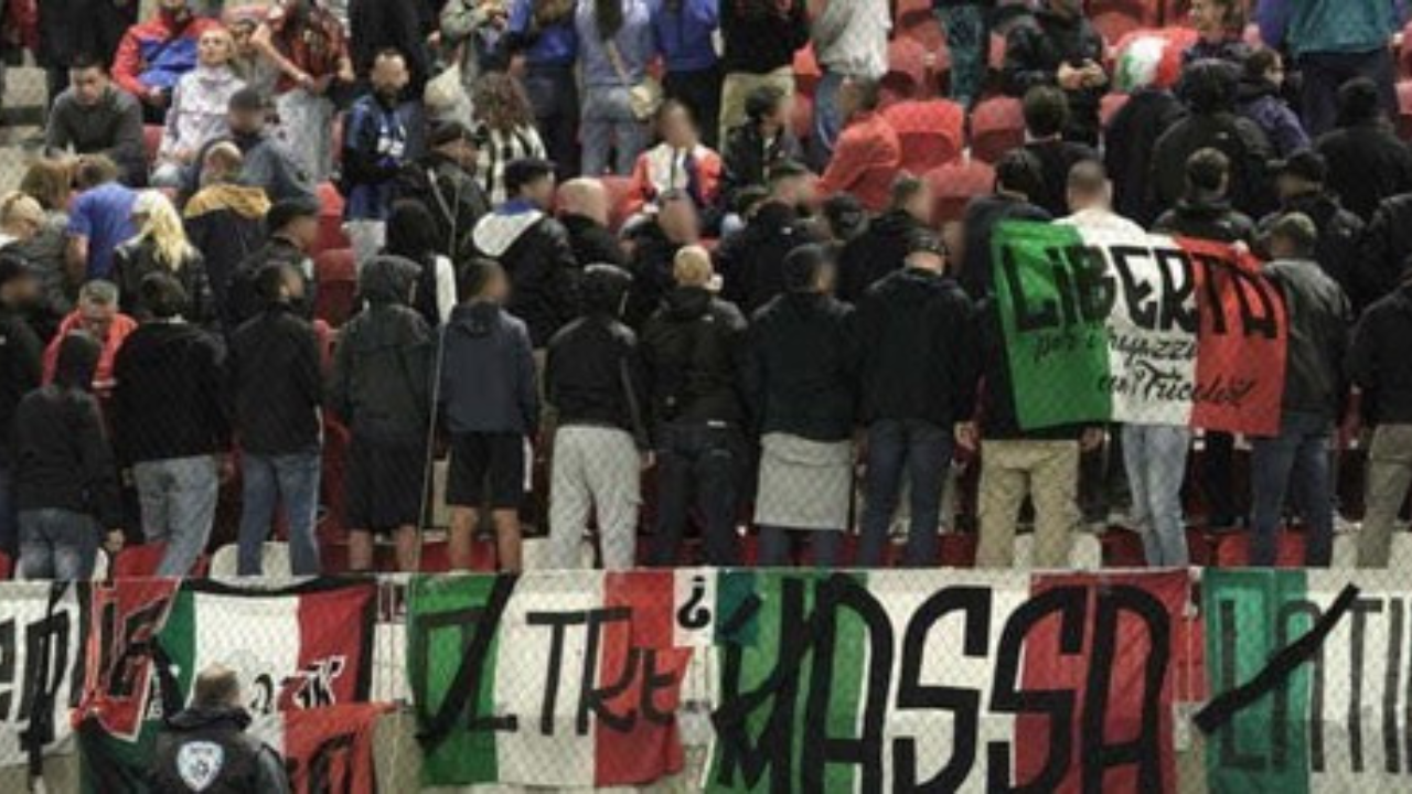 
	I tifosi anche della Massese girati durante l&rsquo;inno di Israele


