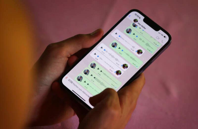 Scuola, altolà alle chat di classe dei genitori su Whatsapp: «Vanno bandite»