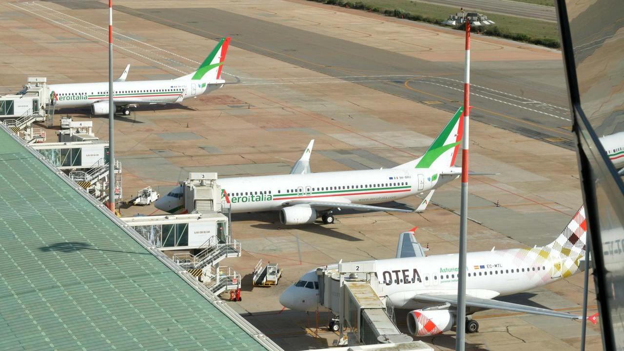 Olbia, aerei in pista all'aeroporto Costa Smeralda