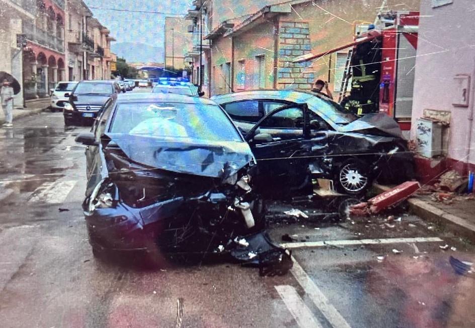Olbia, incidente in via Basilicata: auto finisce contro una casa