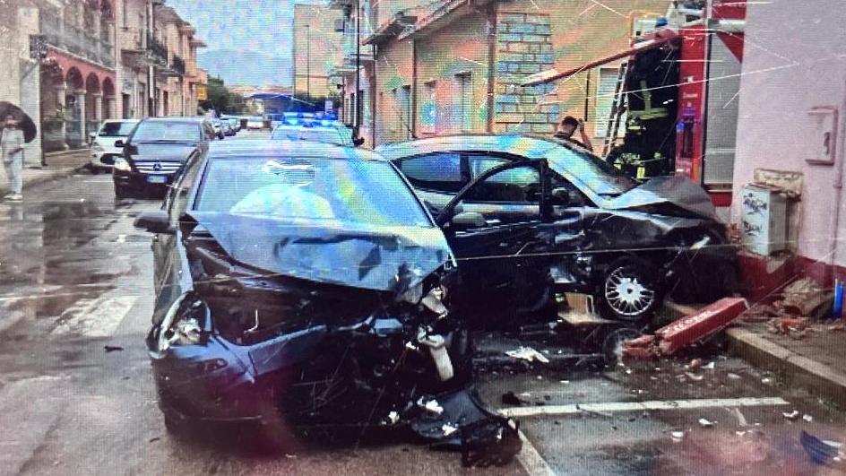 Olbia, incidente in via Basilicata: auto finisce contro una casa