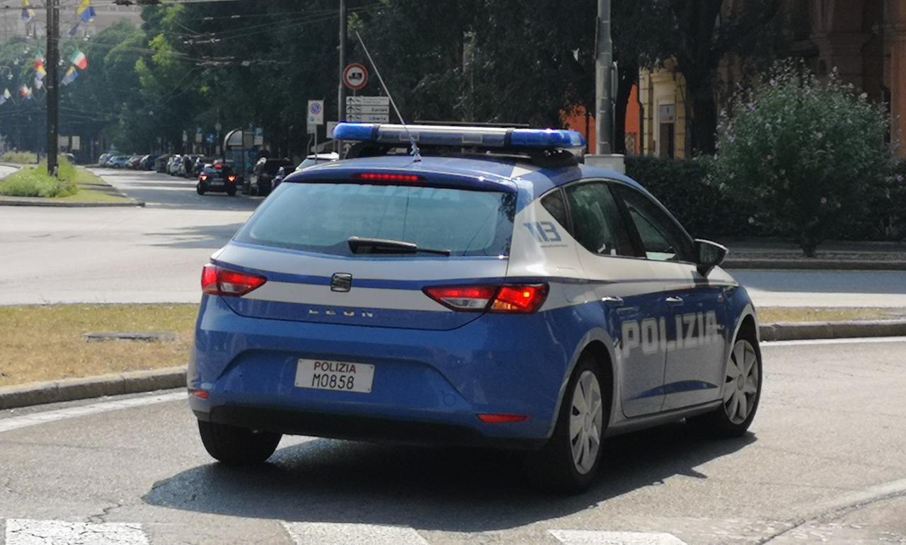 Tenta di rapinare un turista tedesco in centro a Modena, scoperto per la maglia dell’Inter e arrestato