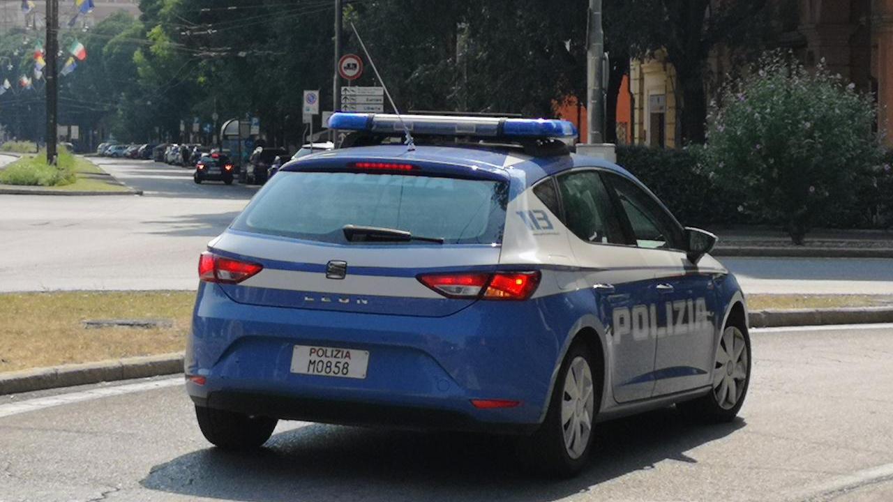 Tenta di rapinare un turista tedesco in centro a Modena, scoperto per la maglia dell’Inter e arrestato