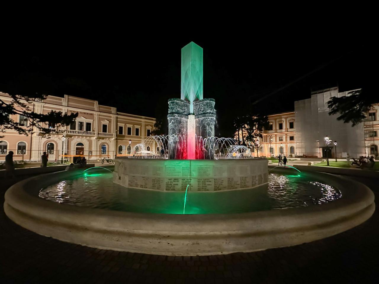 Copparo, comunità divisa sulle luci “dance” della fontana