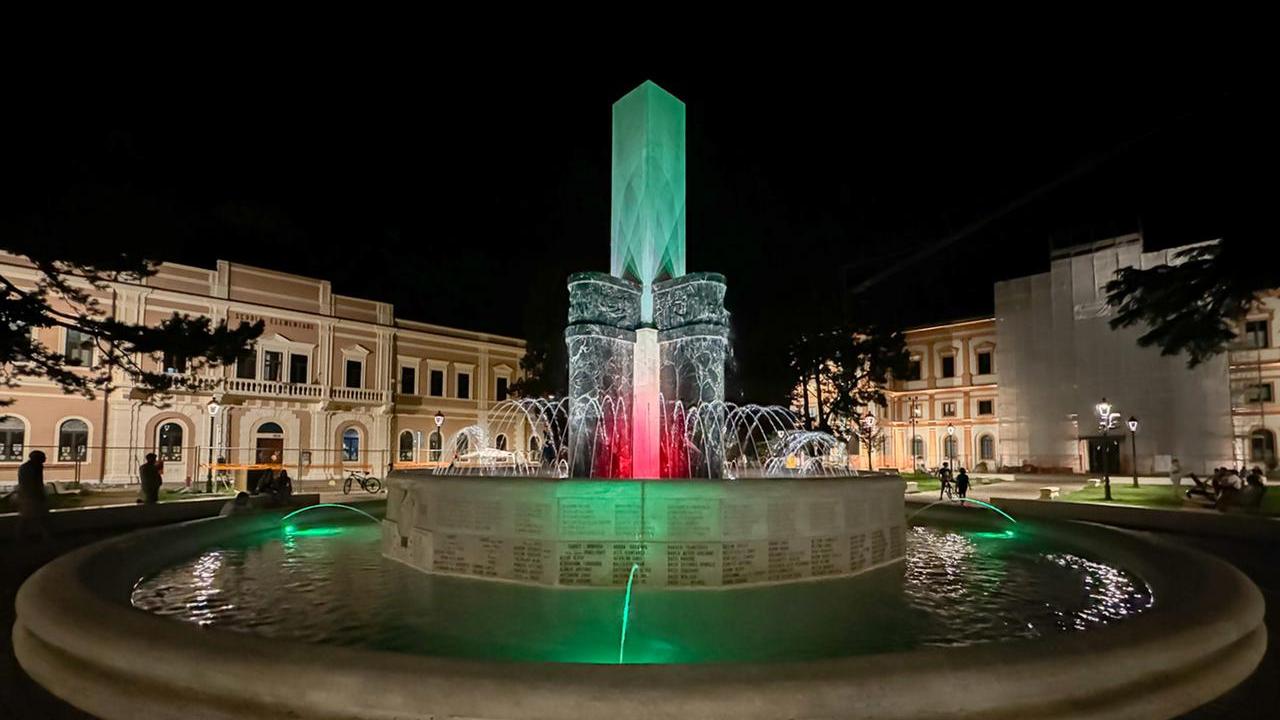 Copparo, comunità divisa sulle luci “dance” della fontana