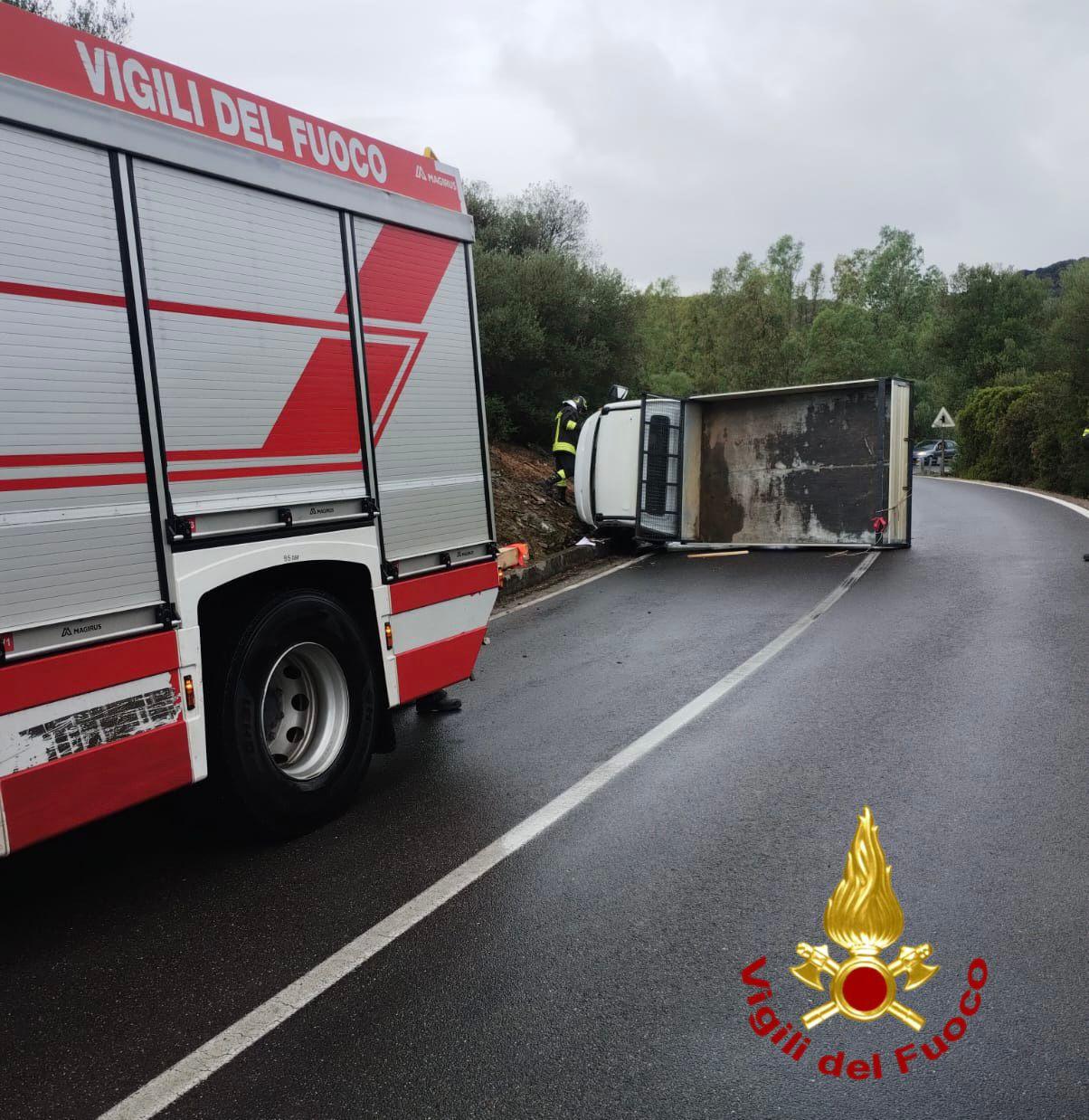 Camion ribaltato vicino a Siniscola, intervengono i vigili del fuoco
