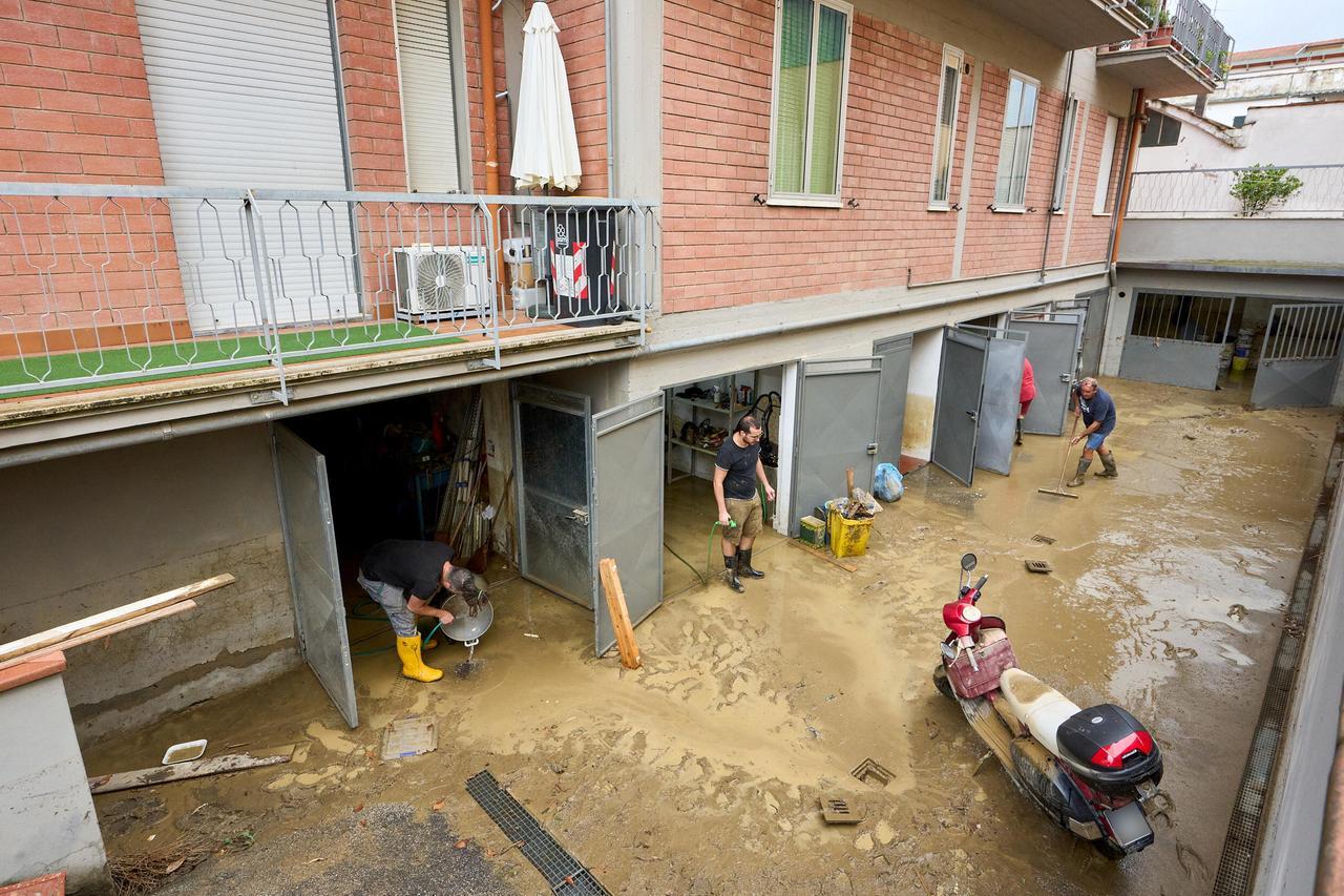 
	Garage allagati in via Fratelli Cervi a Montemurlo (foto Autovino)


