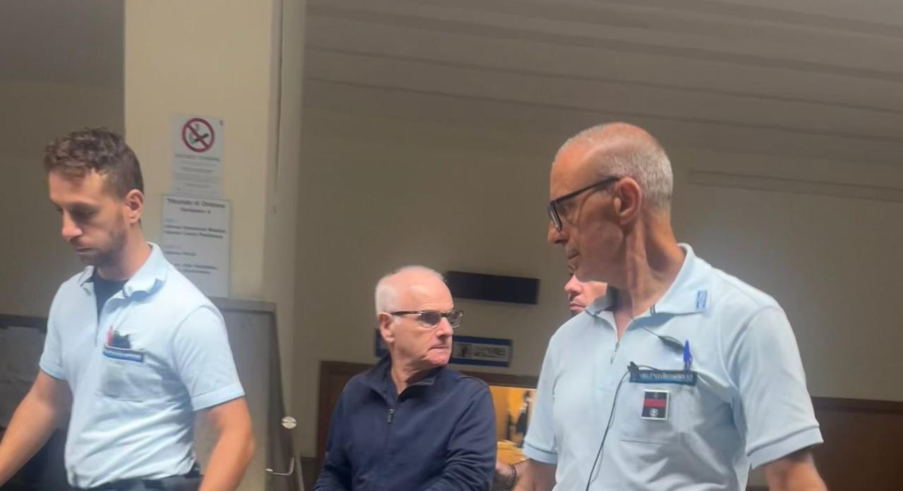
	Antonino Demelas al termine dell'udienza scortato dalla polizia penitenziaria

