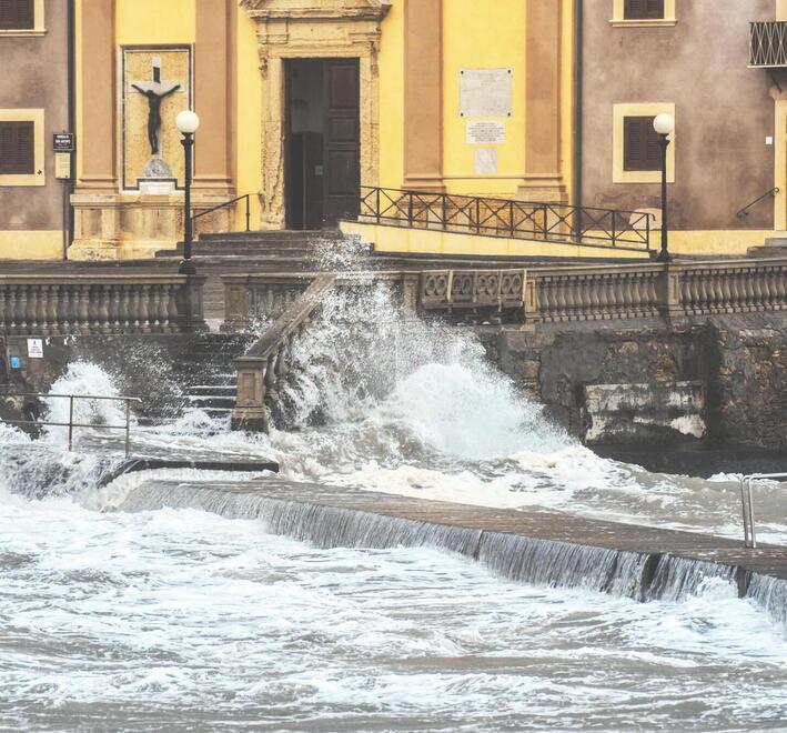 Livorno, mareggiata in corso: senso unico alternato sul viale Italia<br>
