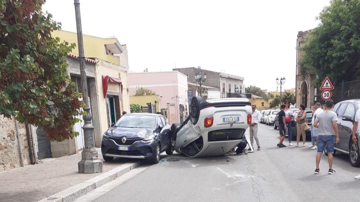 Perde il controllo dell’auto e si schianta su due veicoli in sosta: ferita un’insegnante