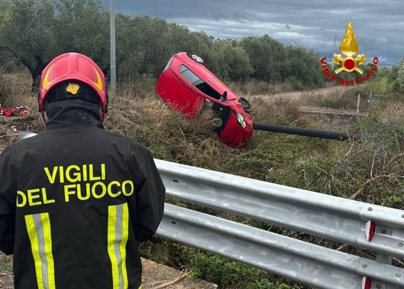 Auto vola fuori strada tra Narbolia e Riola Sardo, tra i feriti anche una bambina