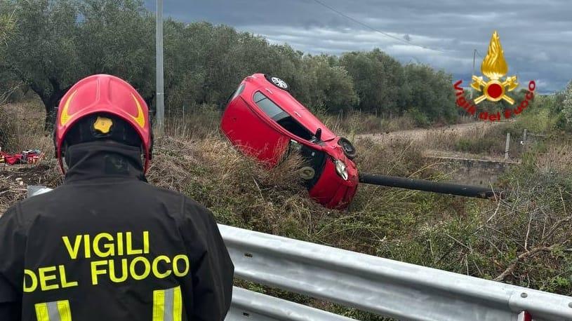 Auto vola fuori strada tra Narbolia e Riola Sardo, tra i feriti anche una bambina
