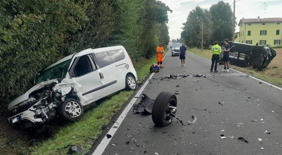 Cavezzo, spaventoso scontro frontale tra furgone e auto: tre i feriti
