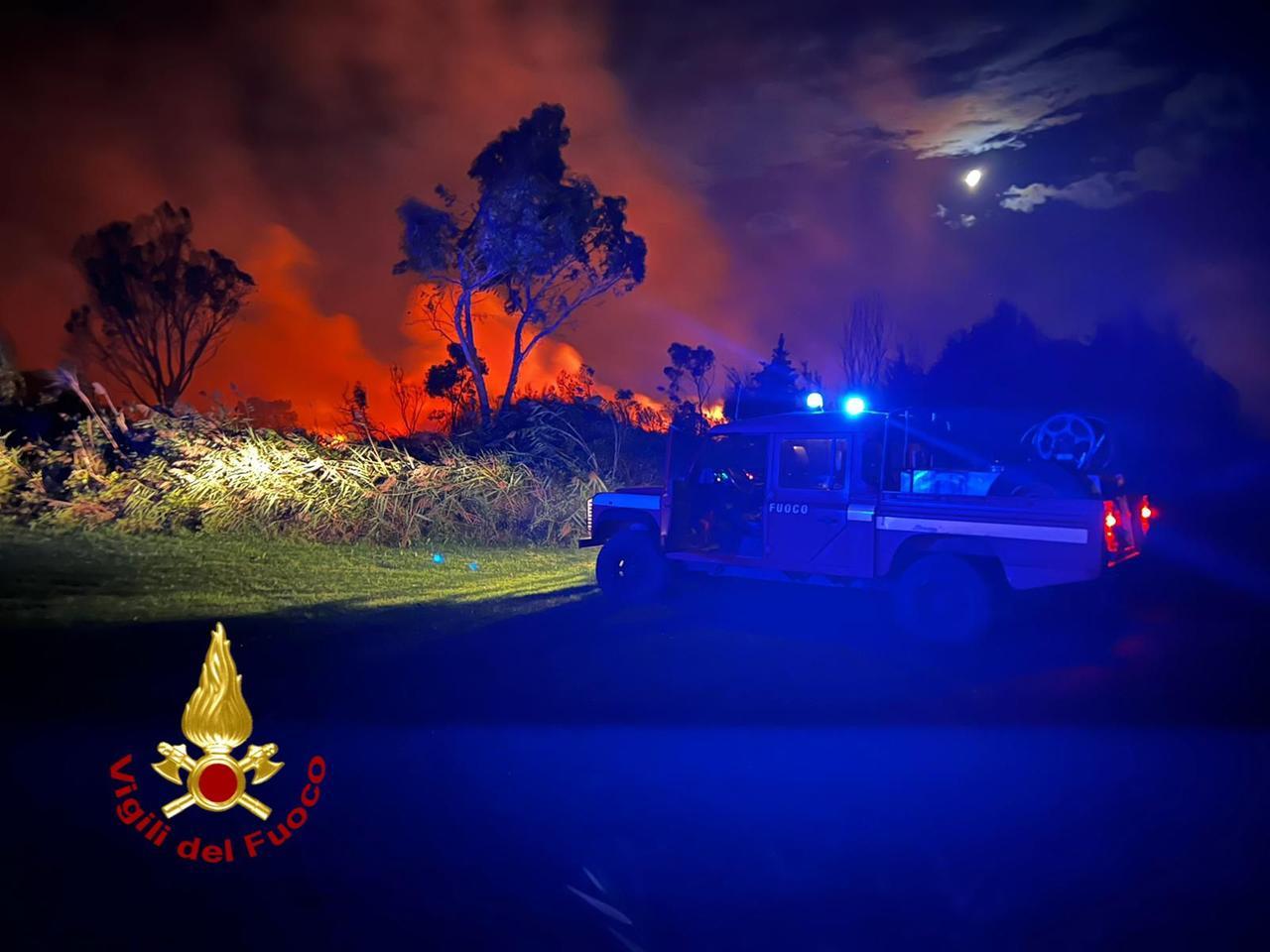 Incendio al Camping Girasole, vigili del fuoco da Tortolì, Lanusei e Nuoro
