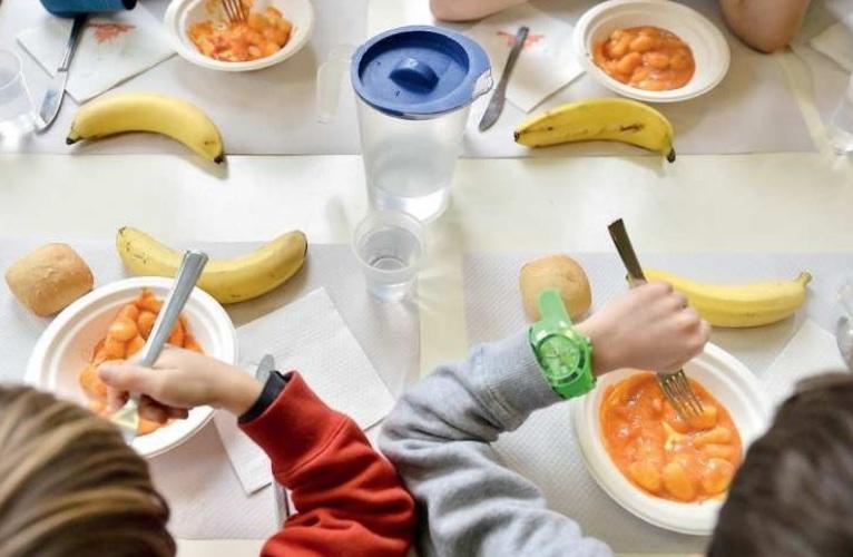 
	Alcuni bambini che mangiano alla mensa (foto d&rsquo;archivio)

