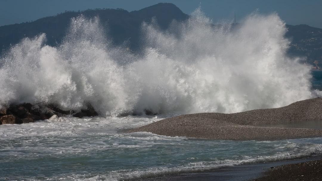 In Sardegna giù le temperature e venti di burrasca: spettacolare mareggiata all’Argentiera- VIDEO