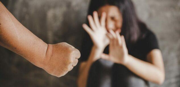 Prato, non accetta il divorzio e picchia moglie e cognata: arrestato un quarantenne