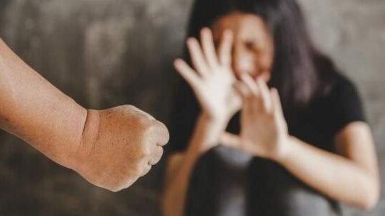Prato, non accetta il divorzio e picchia moglie e cognata: arrestato un quarantenne