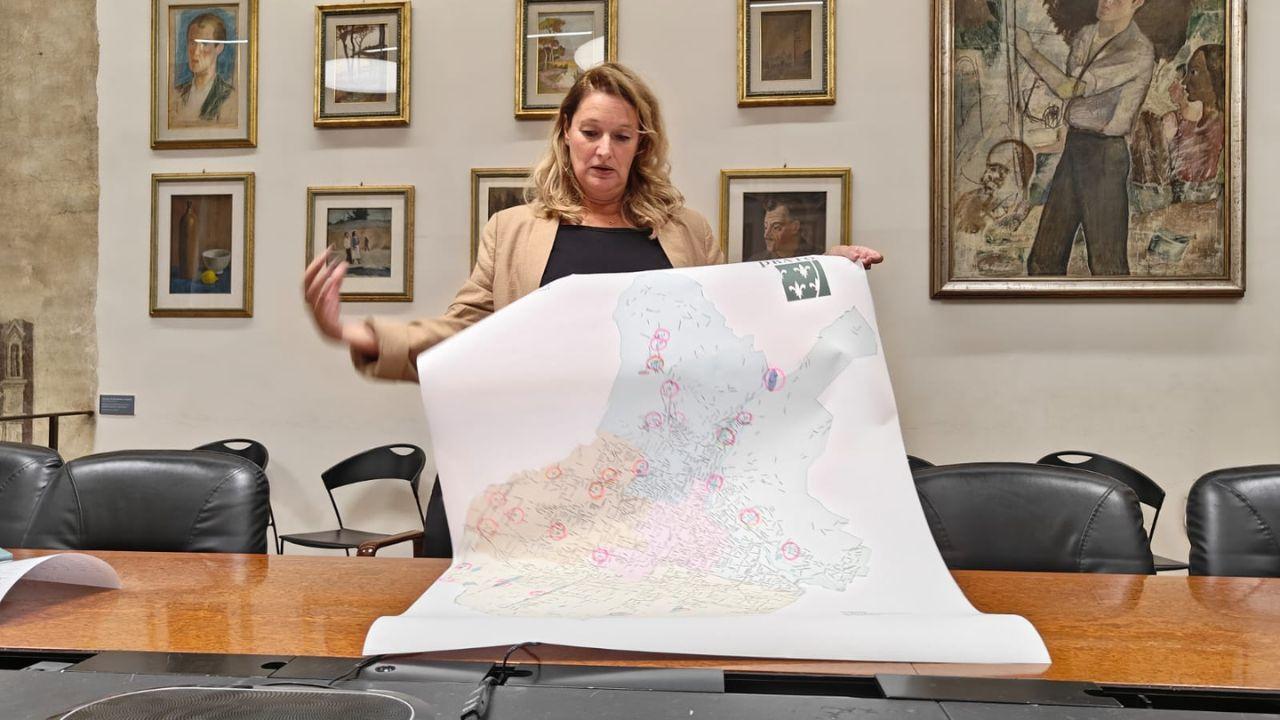 La sindaca Ilaria Bugetti mostra la mappa degli interventi in corso o programmati