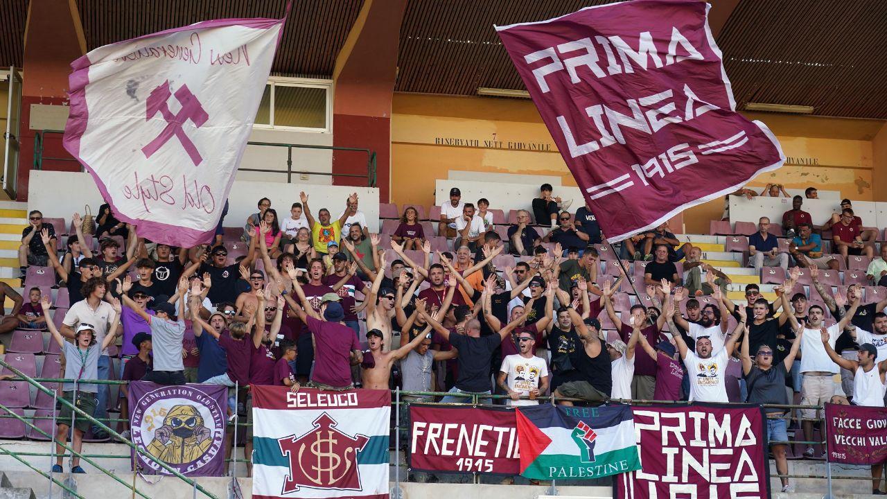 Tifosi del Livorno allo stadio (Foto Silvi)