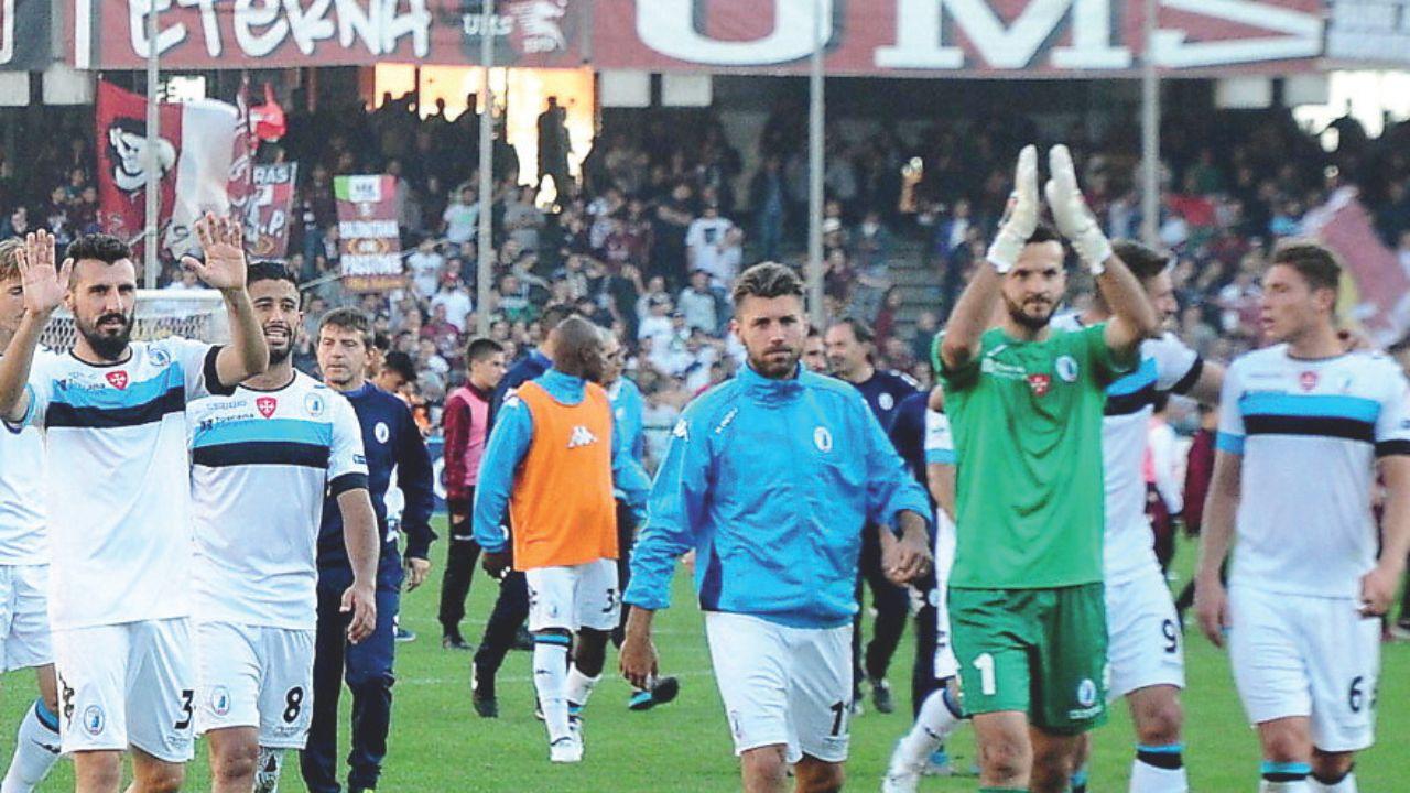 
	<br />
	I nerazzurri siavviano verso la curva ospiti dopo un pari esterno all&rsquo;Arechi nel 2016

