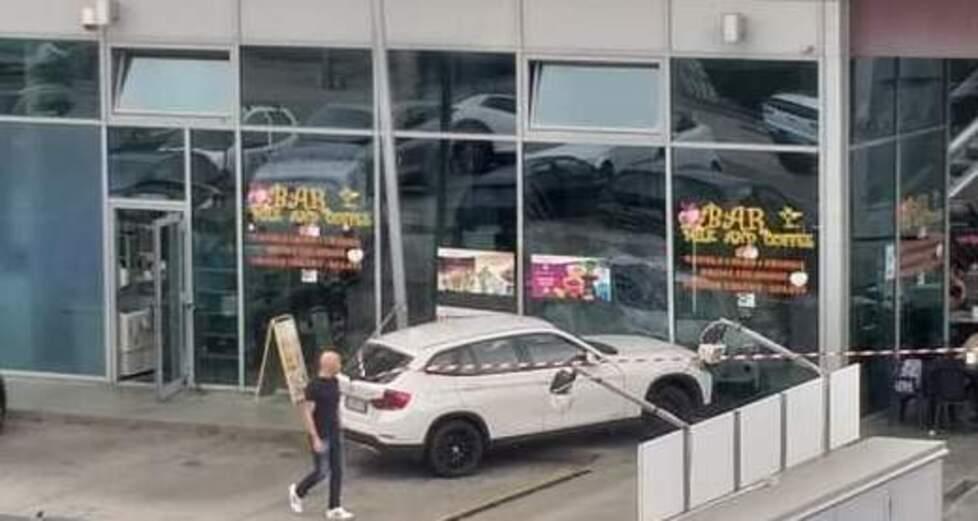 Perde il controllo dell’auto e sfonda la vetrina di un bar