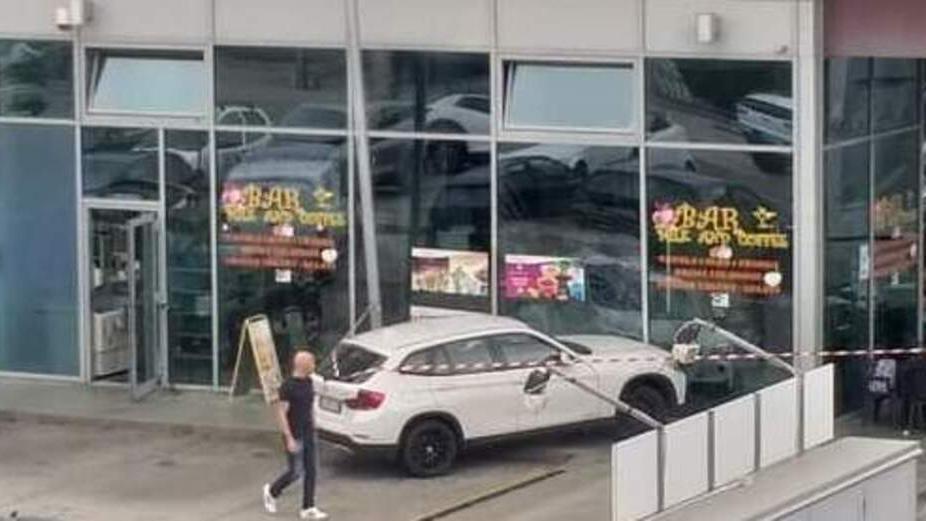 Perde il controllo dell’auto e sfonda la vetrina di un bar