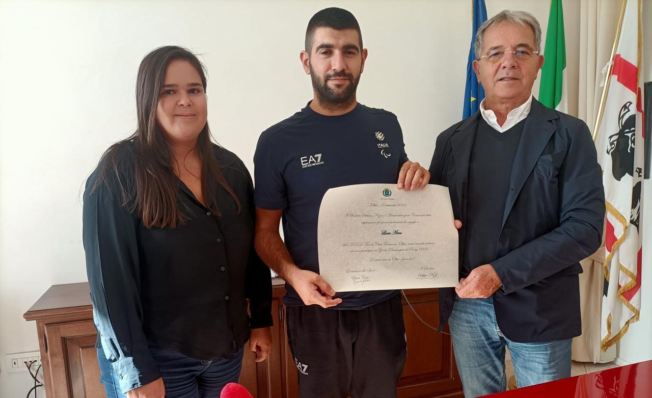 
	Da sinistra l'assessora allo Sport Elena Casu, l'atleta Luca Arca e il sindaco Settimo Nizzi

