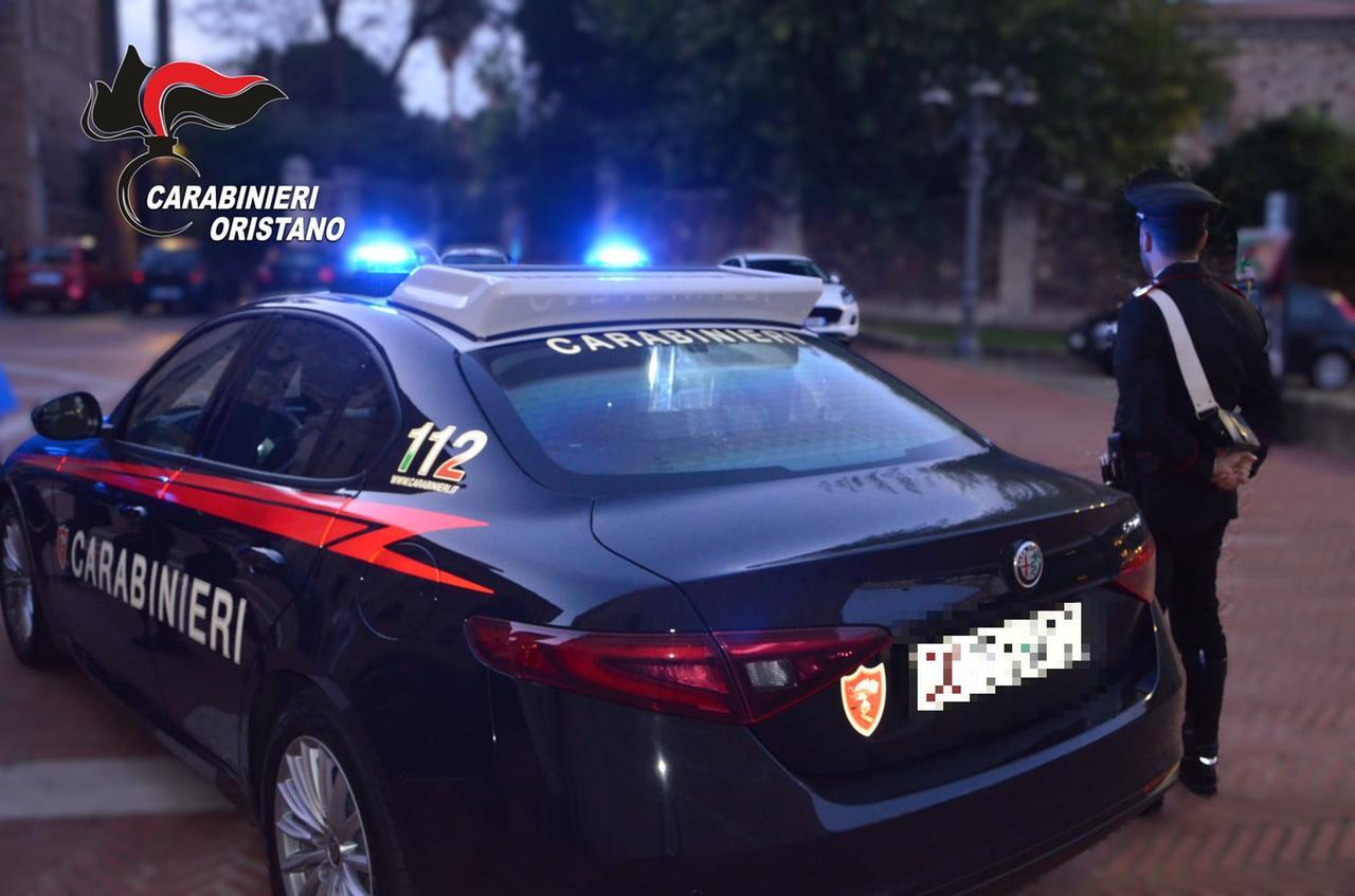 Cabras, si barricano in hotel dopo la folle corsa in auto: denunciati