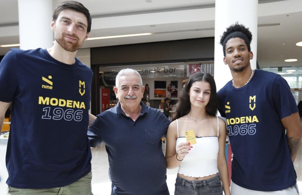 I tifosi di Modena Volley ritirano il loro abbonamento dai giocatori