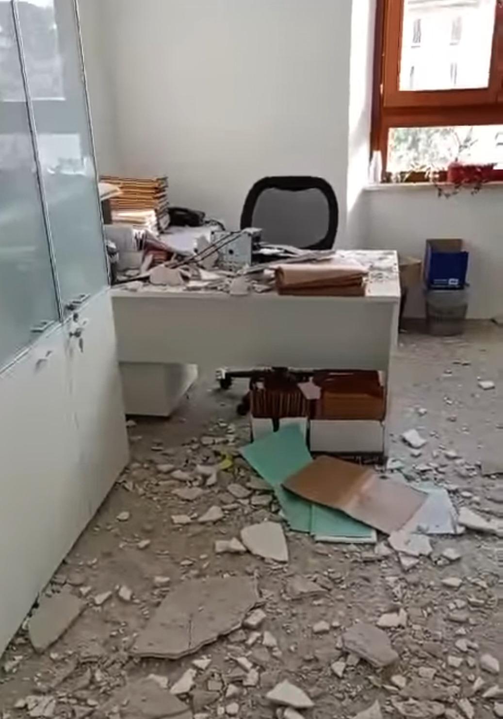 
	I calcinacci nell'ufficio in cui si &egrave; verificato il crollo

