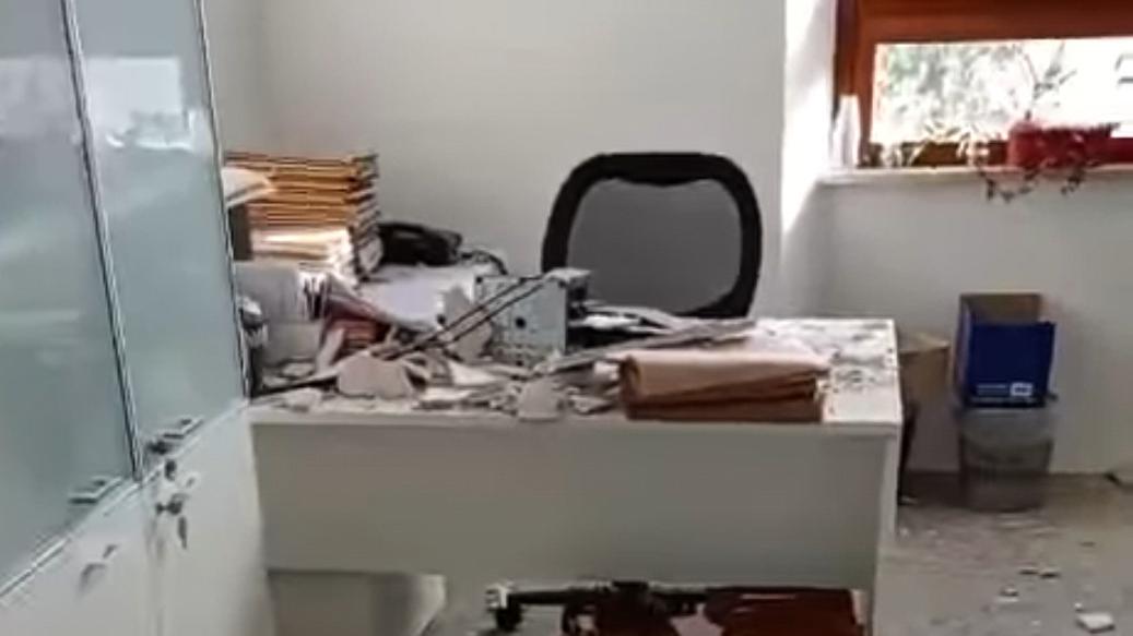 I calcinacci nell'ufficio in cui si è verificato il crollo