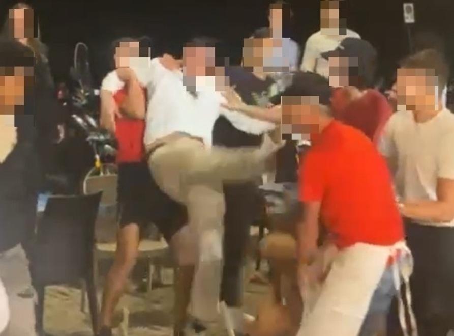 Livorno, rissa in largo Bartoli: calci e pugni nel parcheggio davanti alla paninoteca