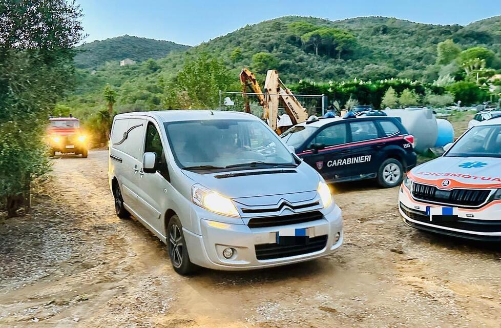
	ll carro funebre mentre porta via il corpo senza vita trovato (foto Gi&ograve; Di Stefano)

