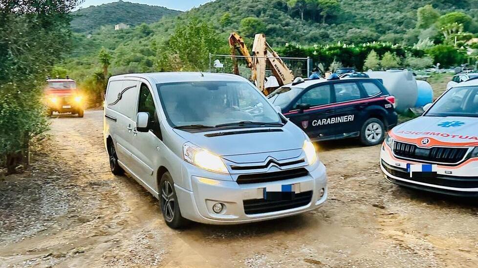 ll carro funebre mentre porta via il corpo senza vita trovato (foto Giò Di Stefano)