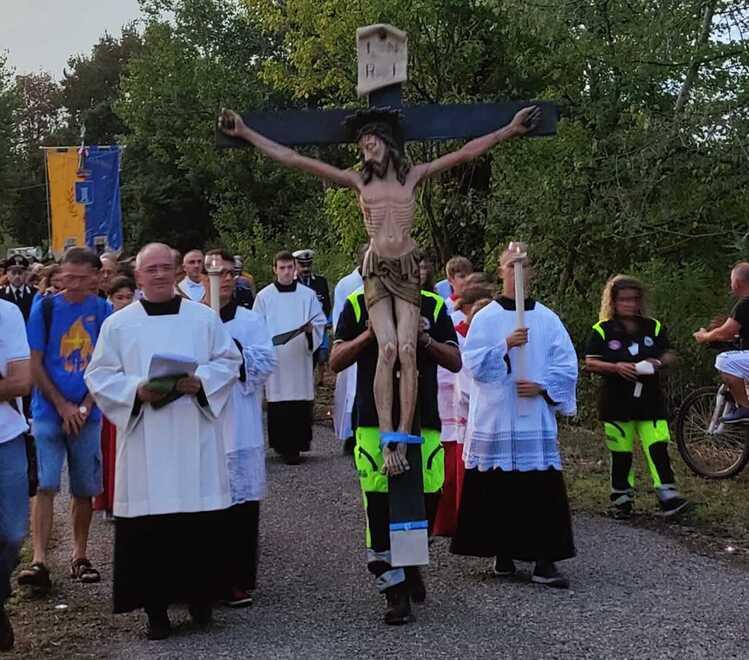 Il crocefisso di don Camillo torna in riva al Grande fiume