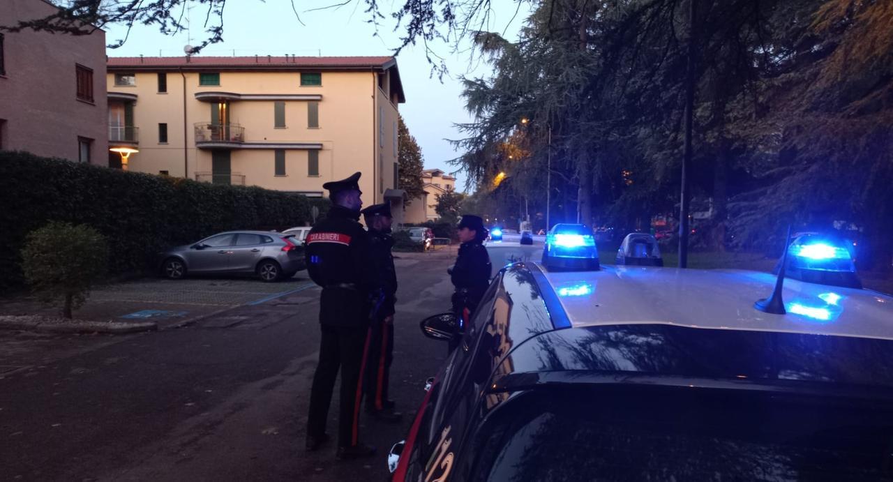 A passeggio di notte in via Emilia con una pistola