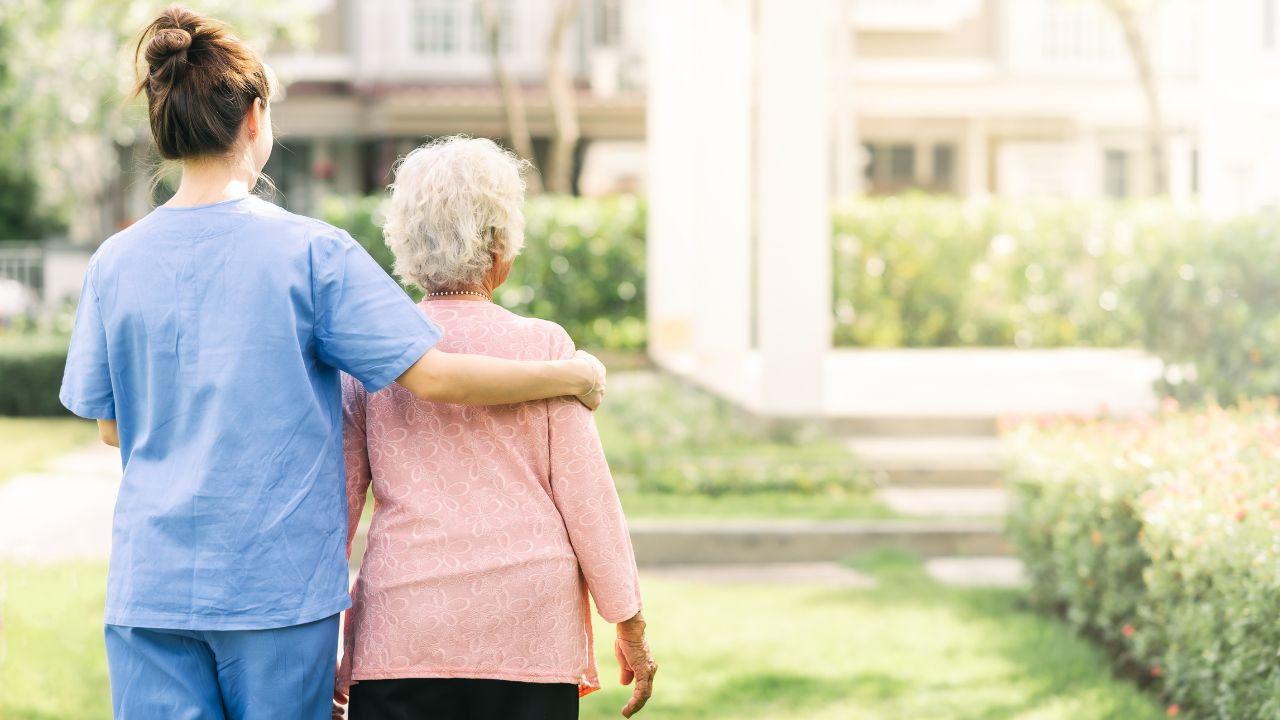 Anziani in attesa di essere ricoverati in Rsa: quanti sono in Toscana e i motivi dell’emergenza
