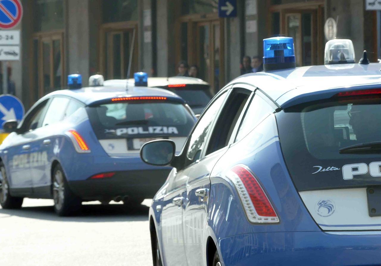Ferrara, minaccia i clienti di un negozio con cocci di vetro: arrestato