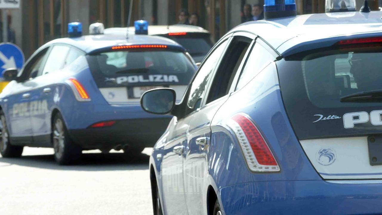 Ferrara, minaccia i clienti di un negozio con cocci di vetro: arrestato
