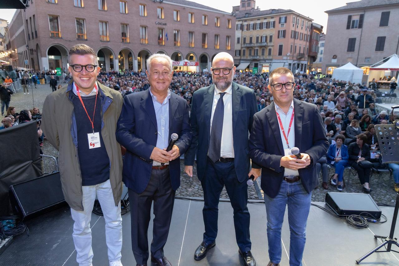 Modena abbraccia Julio Velasco al Festival Filosofia: «Qui mi sento a casa»