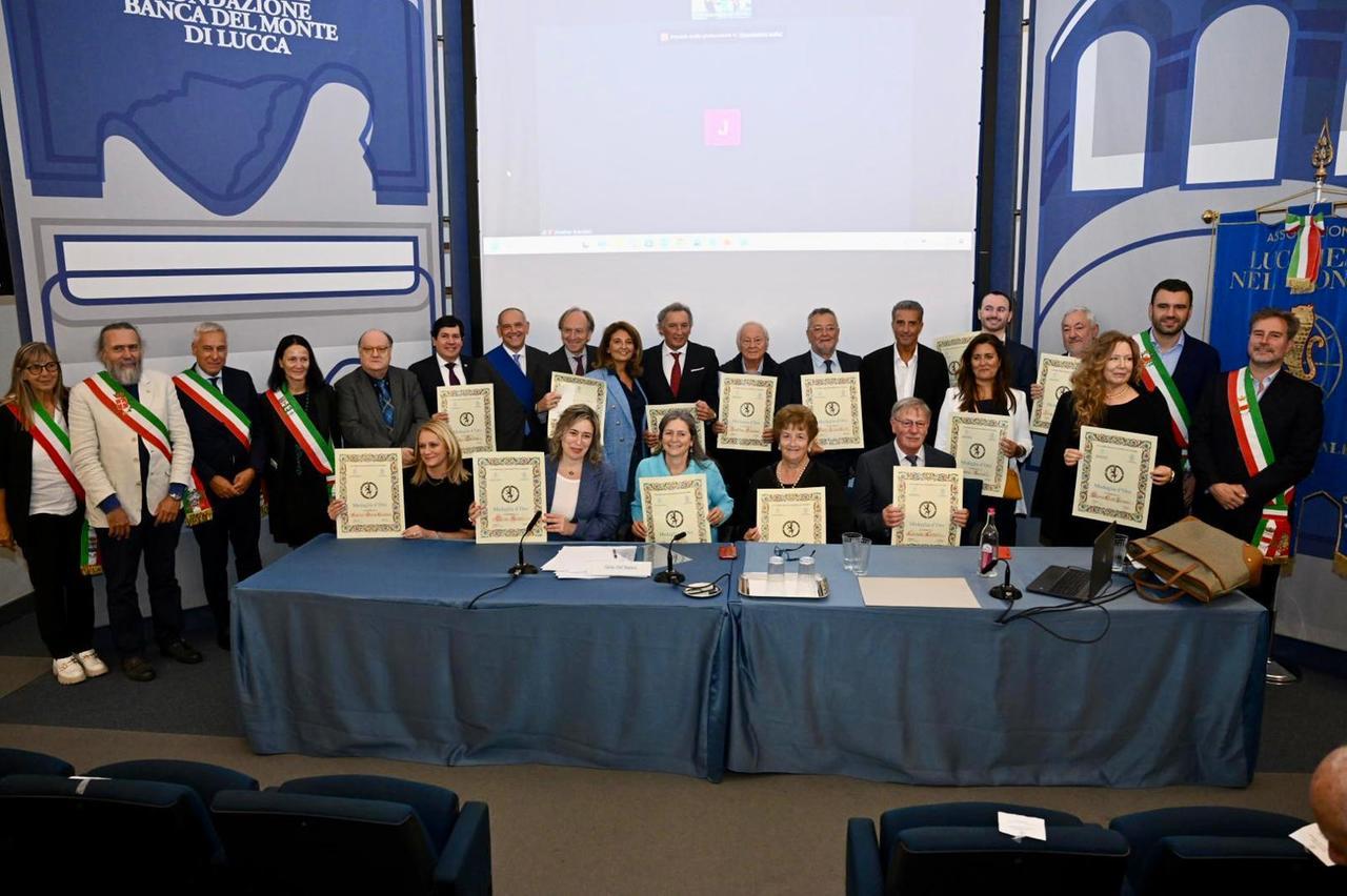 I premiati ieri pomeriggio alla cerimonia dell’associazione Lucchesi nel Mondo con la Camera di commercio (foto Sernacchioli)
