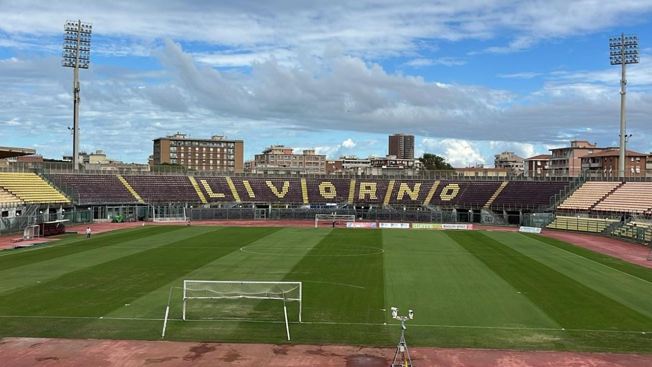 Il manto del Picchi tirato a lucido e pronto per l’esordio di domenica degli amaranto