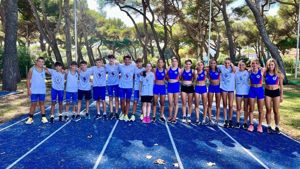 Il gruppo Ragazzi e Ragazze dell’Atletica Costa Etrusca impegnato a Rosignano
