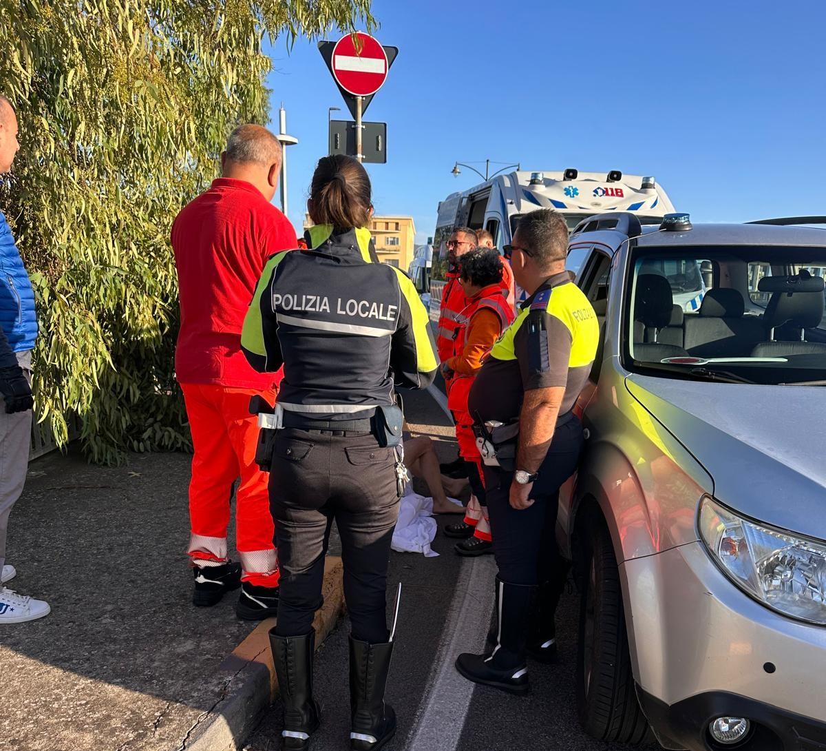 Olbia, nudo per strada minaccia il suicidio: fermato dalla polizia locale