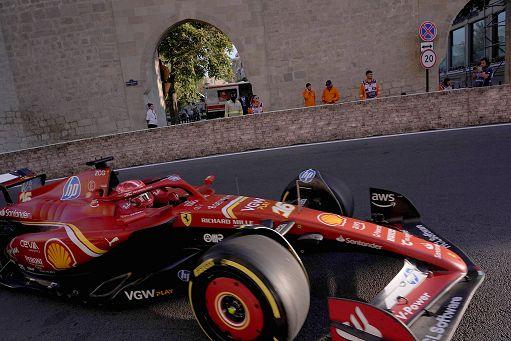 Gp Baku, Leclerc porta la Ferrari in pole position. Dietro Piastri e Sainz